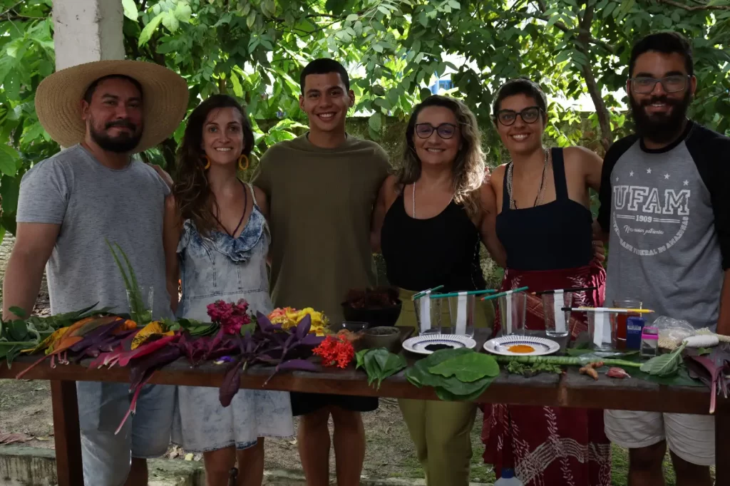 Pesquisadores-livro-a-mata-as-ervas-e-o-axe_techaamazonia