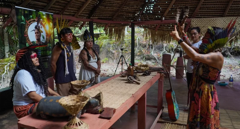 Medicina tradicional indígena une pajés em Manaus
