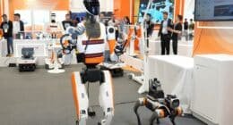 um robô humanoide e um cão robo