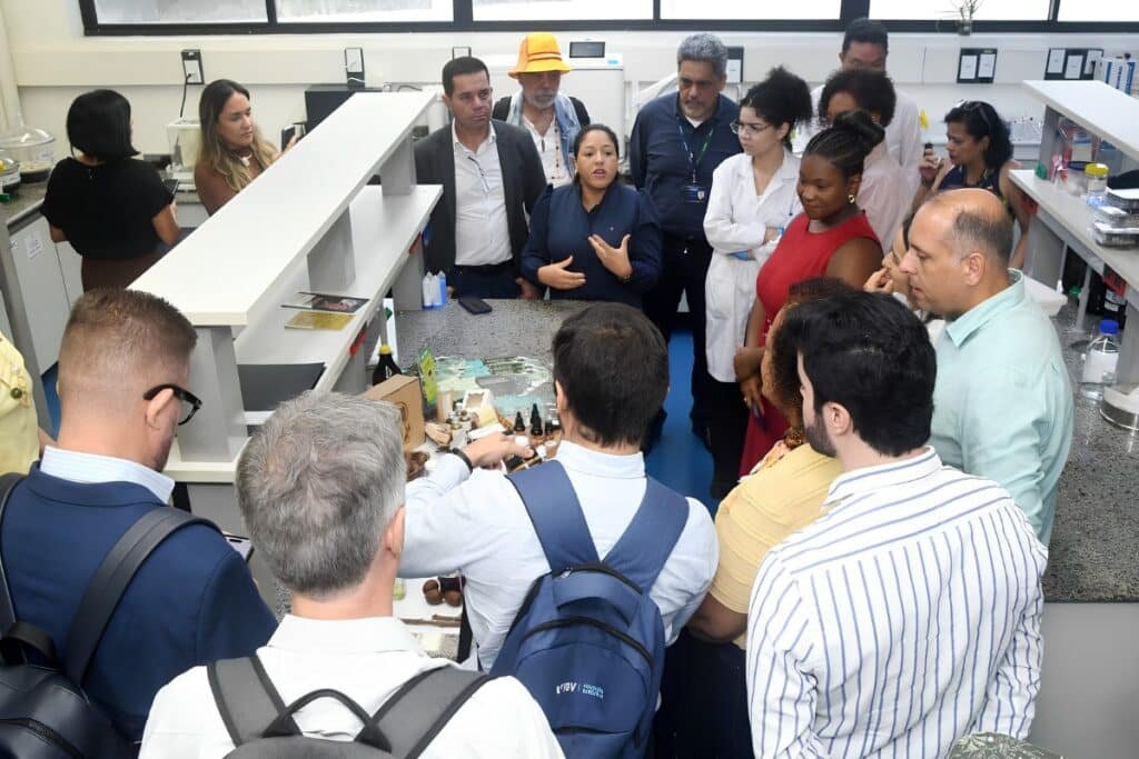 Grupo de secretários de ciência e tecnologia de estados brasileiros em visita no CBA
