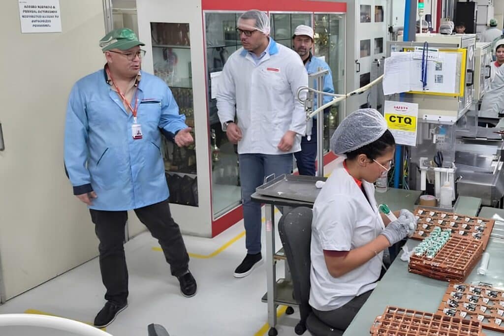 homens caminhado pela linha de montagem de uma fábrica em manaus