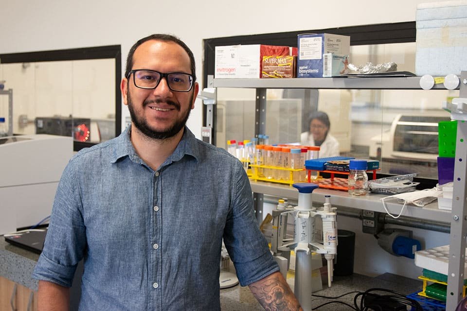 homem de óculos em pé em um laboratório científico