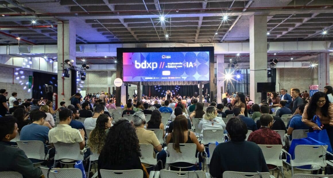 pessoas sentadas assistindo a um evento chamado bdxp