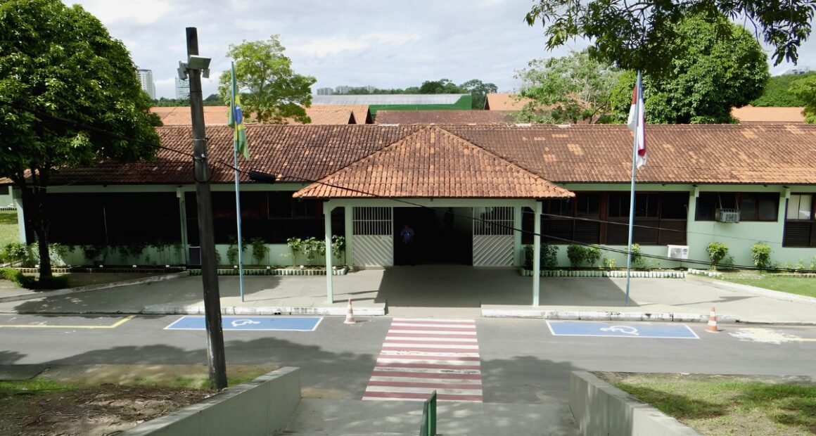 fachada da escola de tecnologia da uea