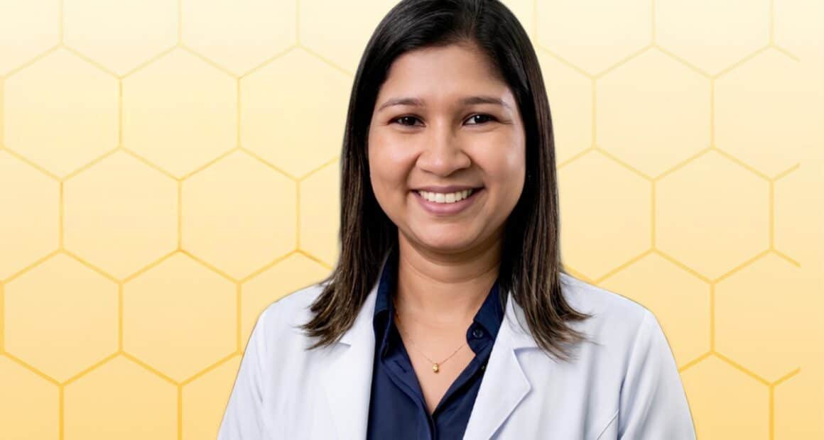 mulher de avental branco em pé