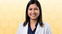 mulher de avental branco em pé