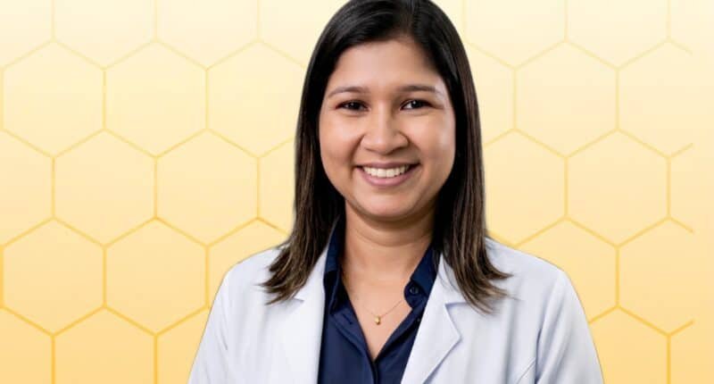 mulher de avental branco em pé