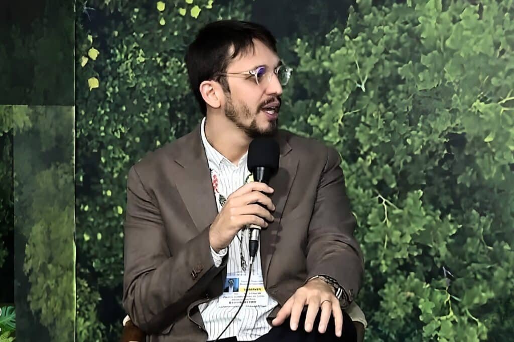 Paulo Reis presidente da Assobio sentado com um microfone nas mãos