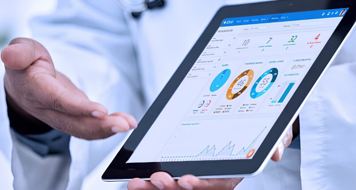 tablet com dados médicos segurado por um médico