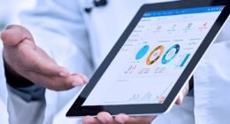 tablet com dados médicos segurado por um médico