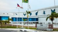 fachada do centro de bionegócios da amazônia com bandeiras do brasil e amazonas em frente