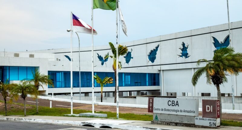 fachada do centro de bionegócios da amazônia com bandeiras do brasil e amazonas em frente