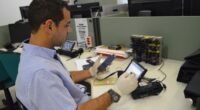 perito criminal analisando um a equipamento eletrônico