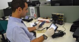 perito criminal analisando um a equipamento eletrônico