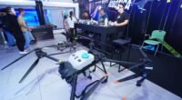 drone no chão em um stand em uma feira de eventos