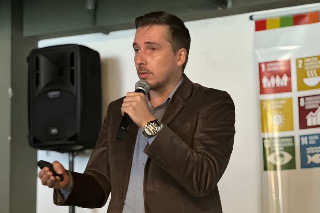 homem de terno marrom segurando microfone