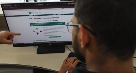 Pessoa de óculos olhando para a tela de um computador