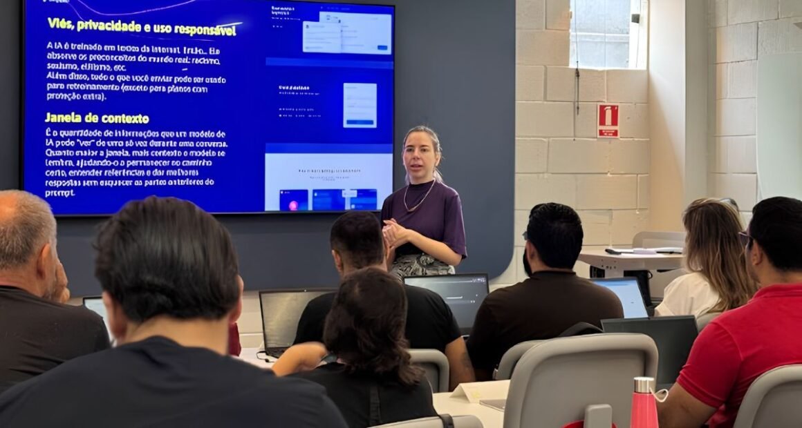 mulher de camisa preta dando aula para alunos sentados