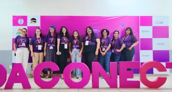 um grupo de mulheres atrás de uma placa escrita ada conecta