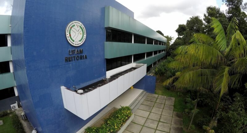 fachada do centro administrativo da ufam