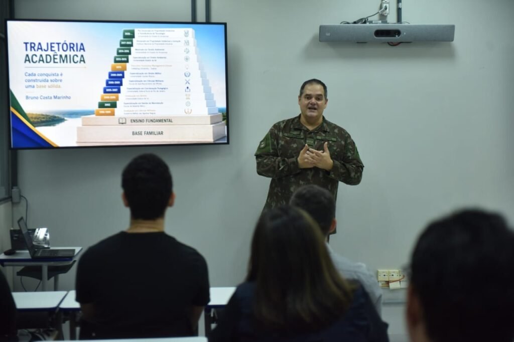 homem fardado dando aula
