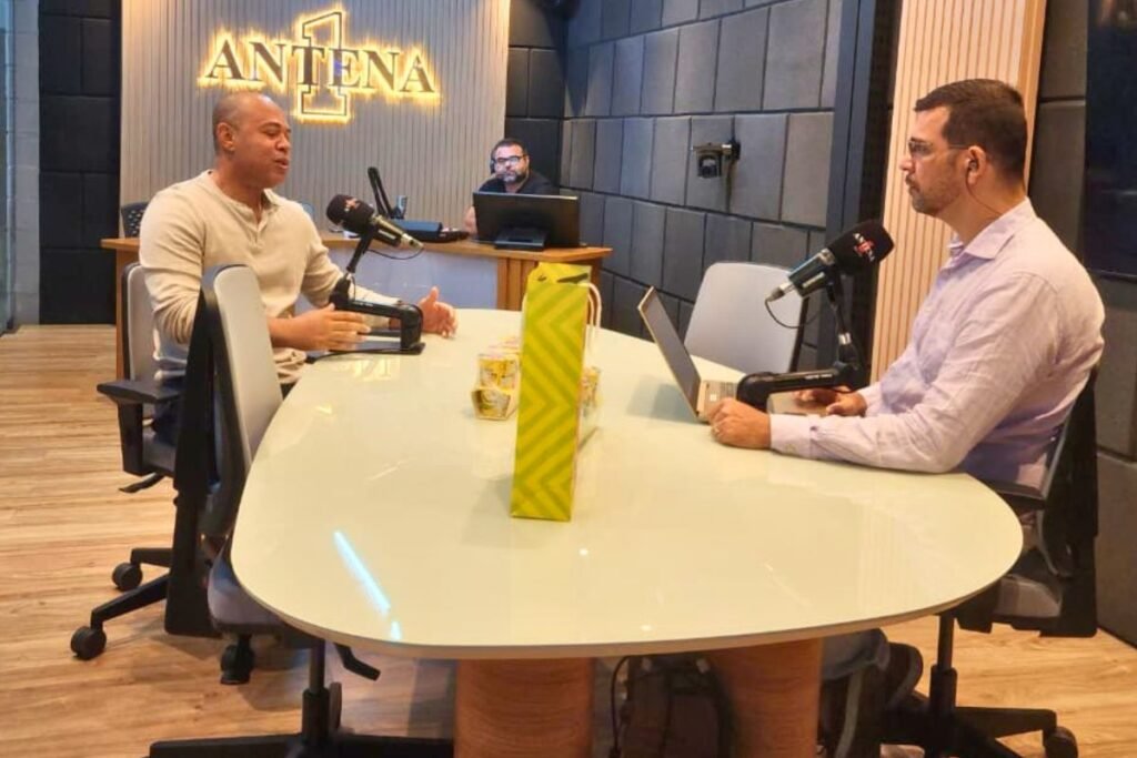 dois homens em uma mesa conversando