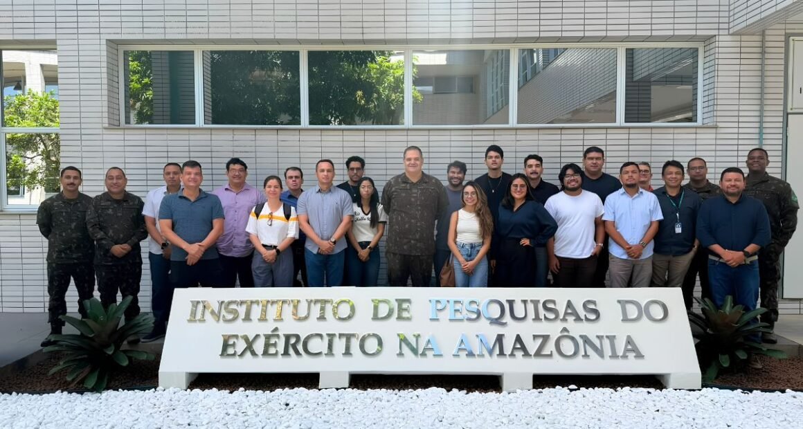 Pessoas em atrás de uma placa escrita instituto de pesquisas do exército na amazônia